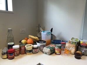 Tägliches inbegriffenes kontinentales Frühstück