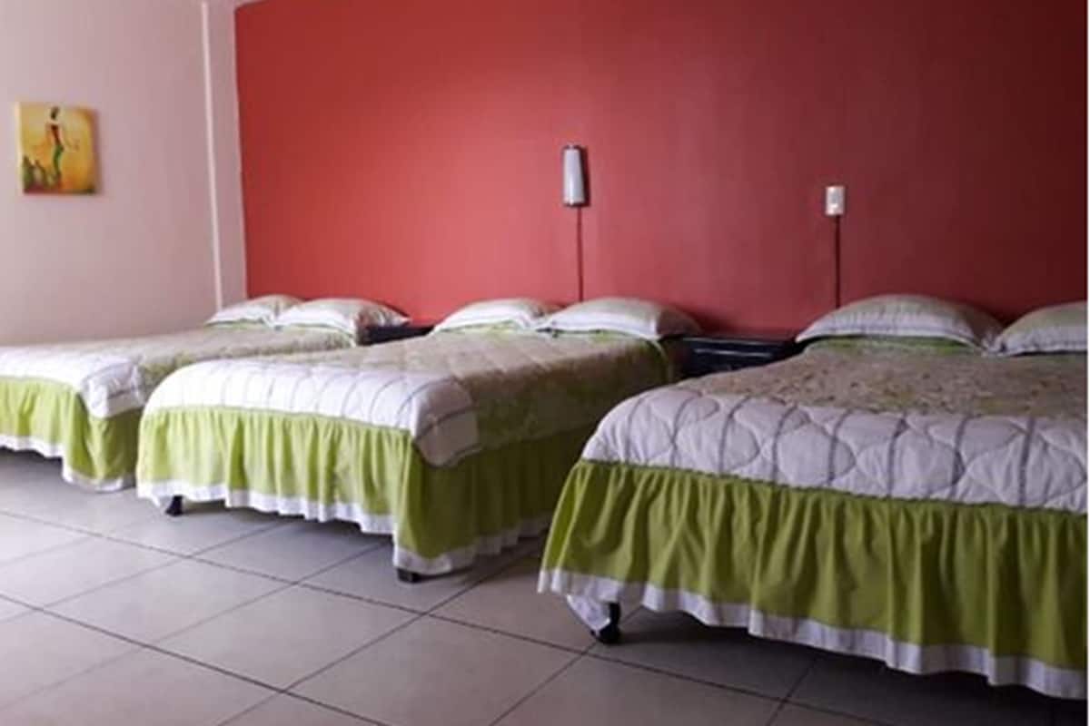Quarto triplo | Cortinas blackout, ferros/tábuas de passar roupa, Wi-Fi de cortesia