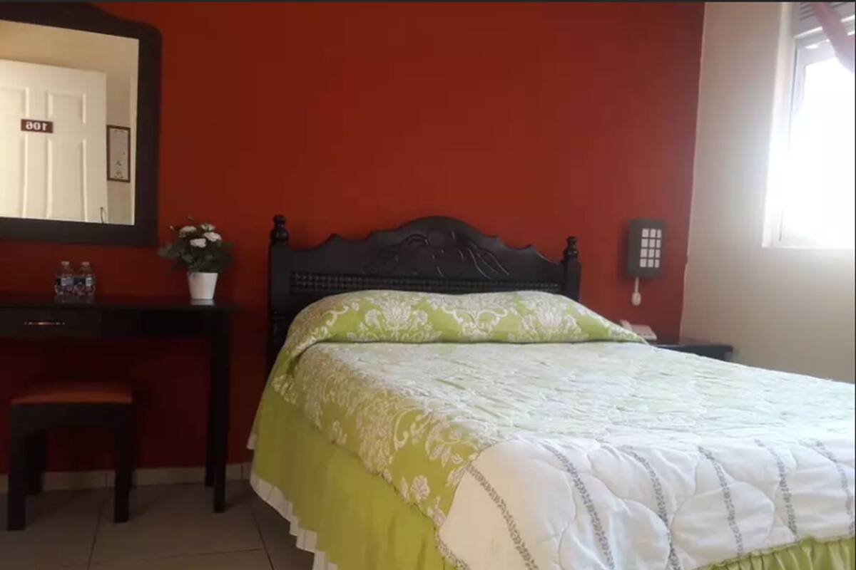 Quarto standard | Cortinas blackout, ferros/tábuas de passar roupa, Wi-Fi de cortesia