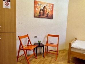 Economy Twin Room, Shared Bathroom | Lydisolert, strykejern/-brett, wi-fi (inkludert) og sengetøy