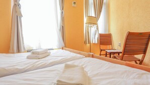 Classic Double or Twin Room, Shared Bathroom, City View | تجهيزات عازلة للصوت ومكواة/لو ح كي وواي فاي مجانًا وملاءات أسرّة