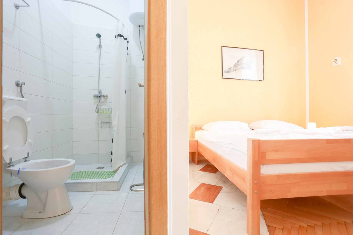 Un baño con ducha, inodoro y lavabo.