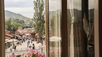Classic Double or Twin Room, Shared Bathroom, City View | Quartos à prova de som, ferros/tábuas de passar roupa, Wi-Fi de cortesia
