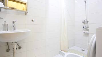 Een douche, een haardroger, handdoeken