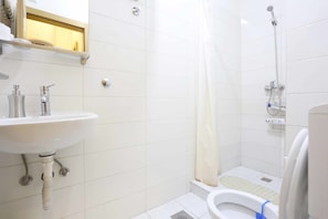 Shower, hair dryer, towels - Pigeon Square Rooms (Sarajevo)