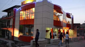 Fachada de la propiedad por la tarde o noche