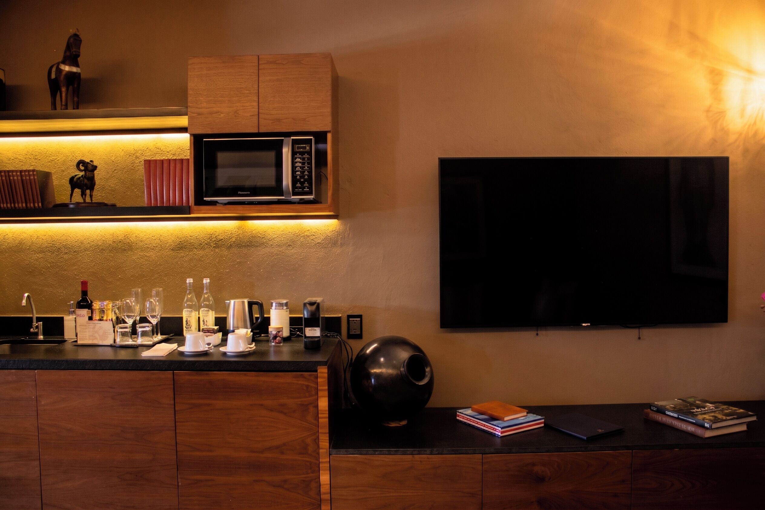 Suite Sharon | Área de estar | TV de tela plana 40 polegadas com canais a cabo, TV