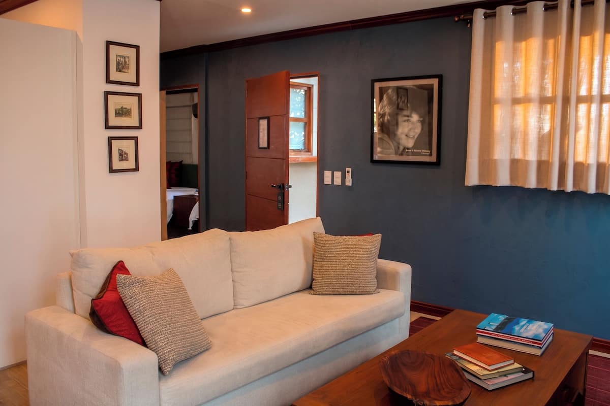 Suite Marta | Literie hypoallergénique, minibar, coffre-fort, décor unique