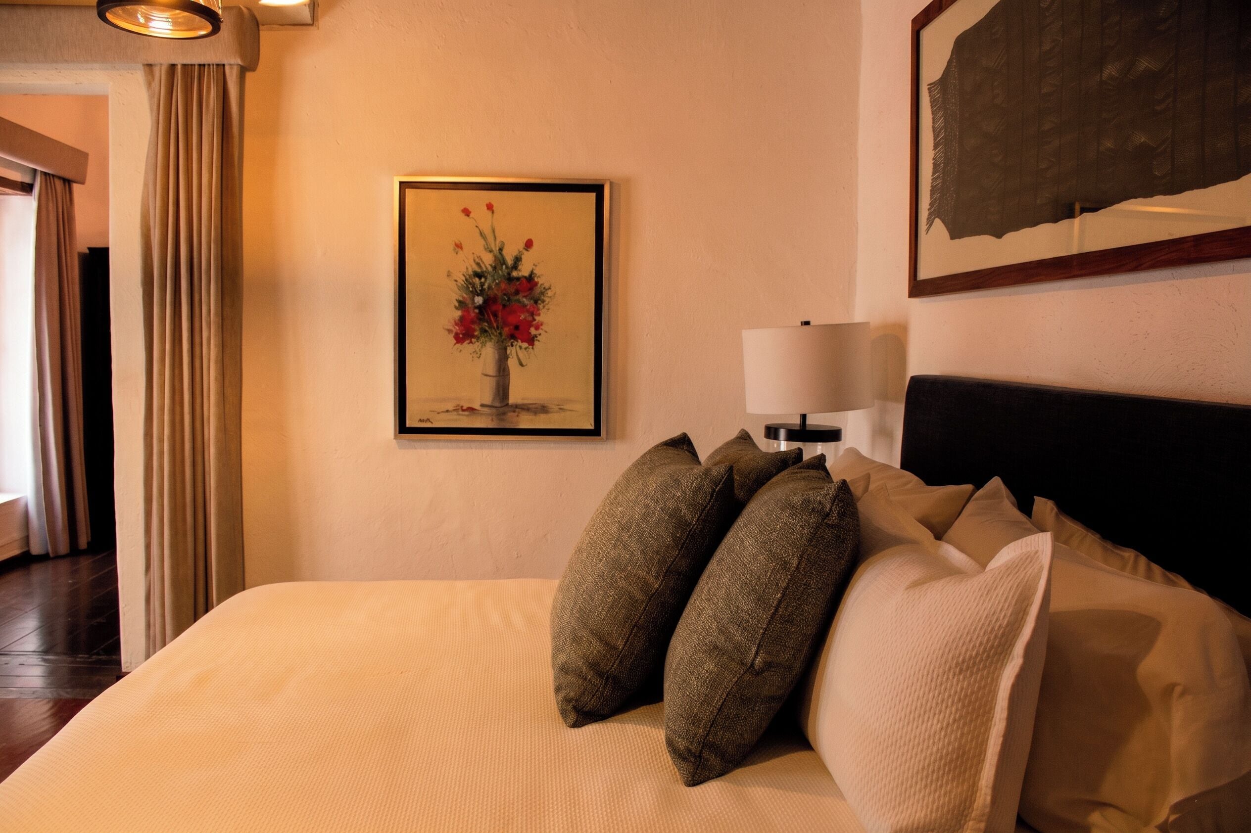 Suite Conchita | Hypo-allergenic bedding, minibar, in-room safe, individually decorated