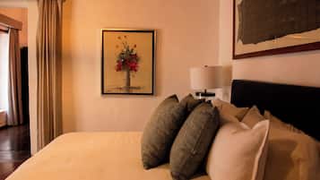Suite Conchita | Hypo-allergenic bedding, minibar, in-room safe, individually decorated