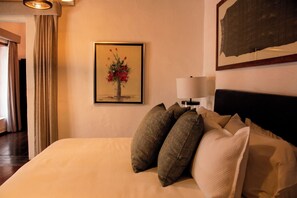 Suite Conchita | Hypo-allergenic bedding, minibar, in-room safe, individually decorated - Antiguo Molino de San Jerónimo Hotel Boutique (Mexico City)