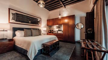 Suite Conchita | Hypo-allergenic bedding, minibar, in-room safe, individually decorated