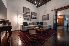 Suite Conchita | Living area | 40-inch flat-screen TV with cable channels, TV