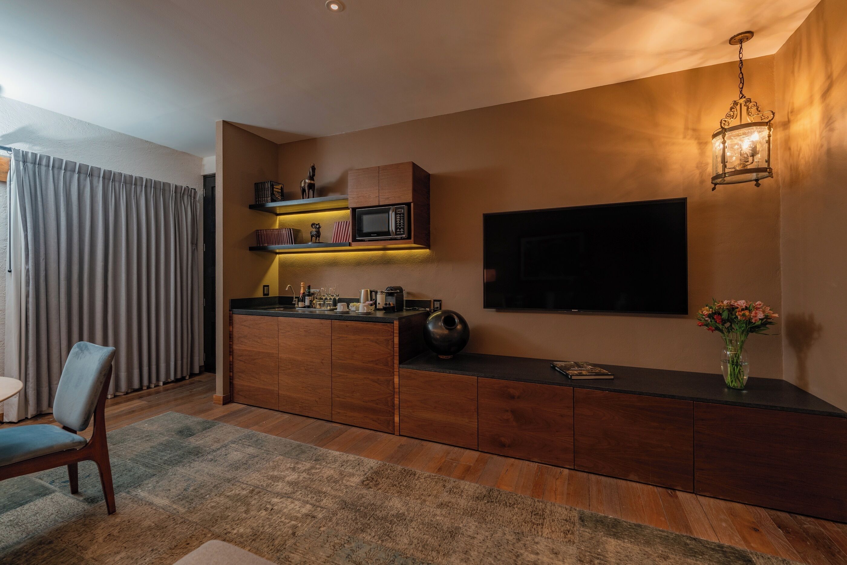 Suite Sharon | Área de sala de estar | Televisión de pantalla plana de 40 pulgadas con canales por cable 