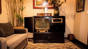 Suite Mamá Nena | Television - Antiguo Molino de San Jerónimo Hotel Boutique (Mexico City)