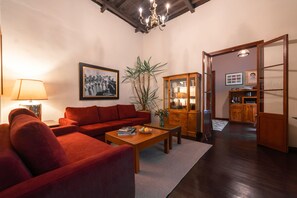 Suite Mamá Nena | Area soggiorno | TV a schermo piatto 40 pollici con canali via cavo, TV