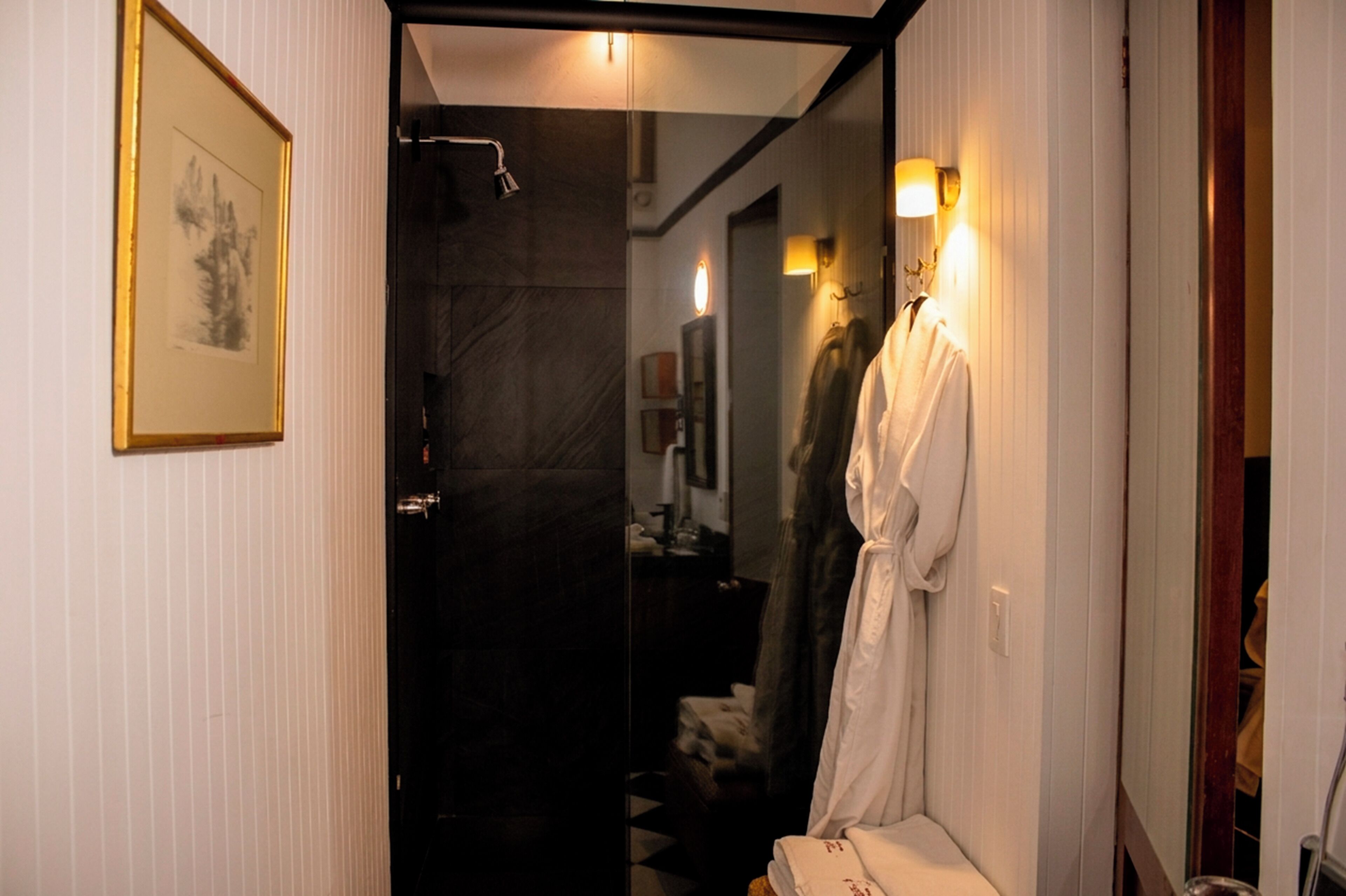 Suite Mamá Nena | Baño | Tina, amenidades de baño gratuitas, secadora de cabello, batas 