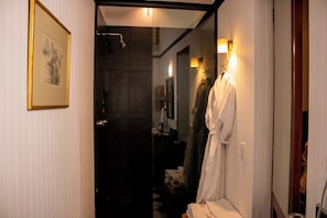 Suite Mamá Nena | Salle de bain | Baignoire, articles de toilette (gratuits), séchoir à cheveux, peignoirs