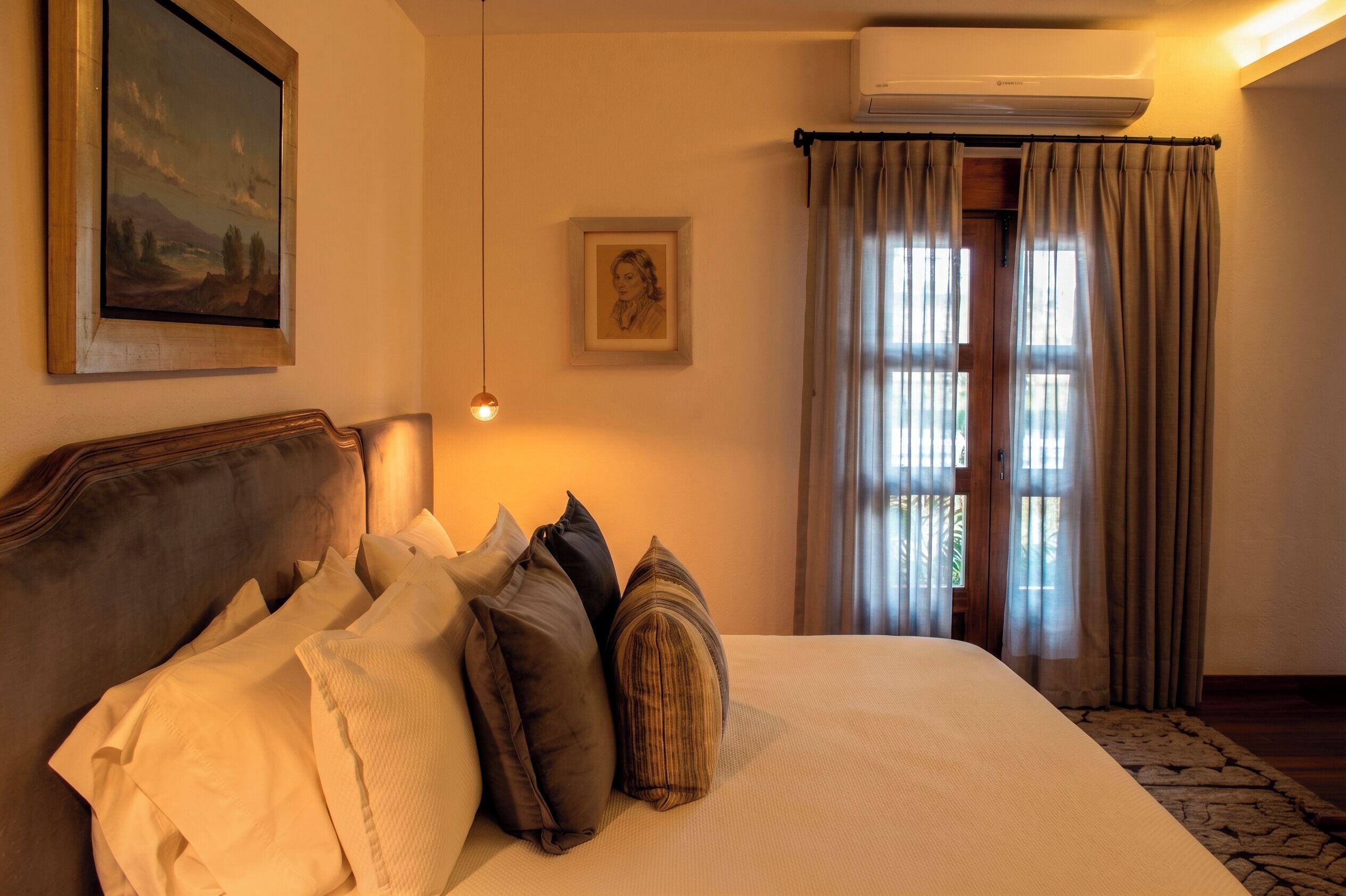 Suite Sharon | Hypo-allergenic bedding, minibar, in-room safe, individually decorated