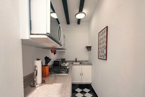 Suite Conchita | Private kitchen | Espresso maker, coffee/tea maker, electric kettle, griddle - Antiguo Molino de San Jerónimo Hotel Boutique (Mexico City)