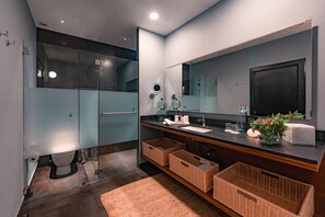 Suite Sharon | Salle de bain | Baignoire, articles de toilette gratuits, sèche-cheveux, peignoirs