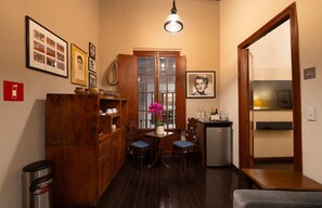 Suite Mamá Nena | Area soggiorno | TV a schermo piatto 40 pollici con canali via cavo, TV