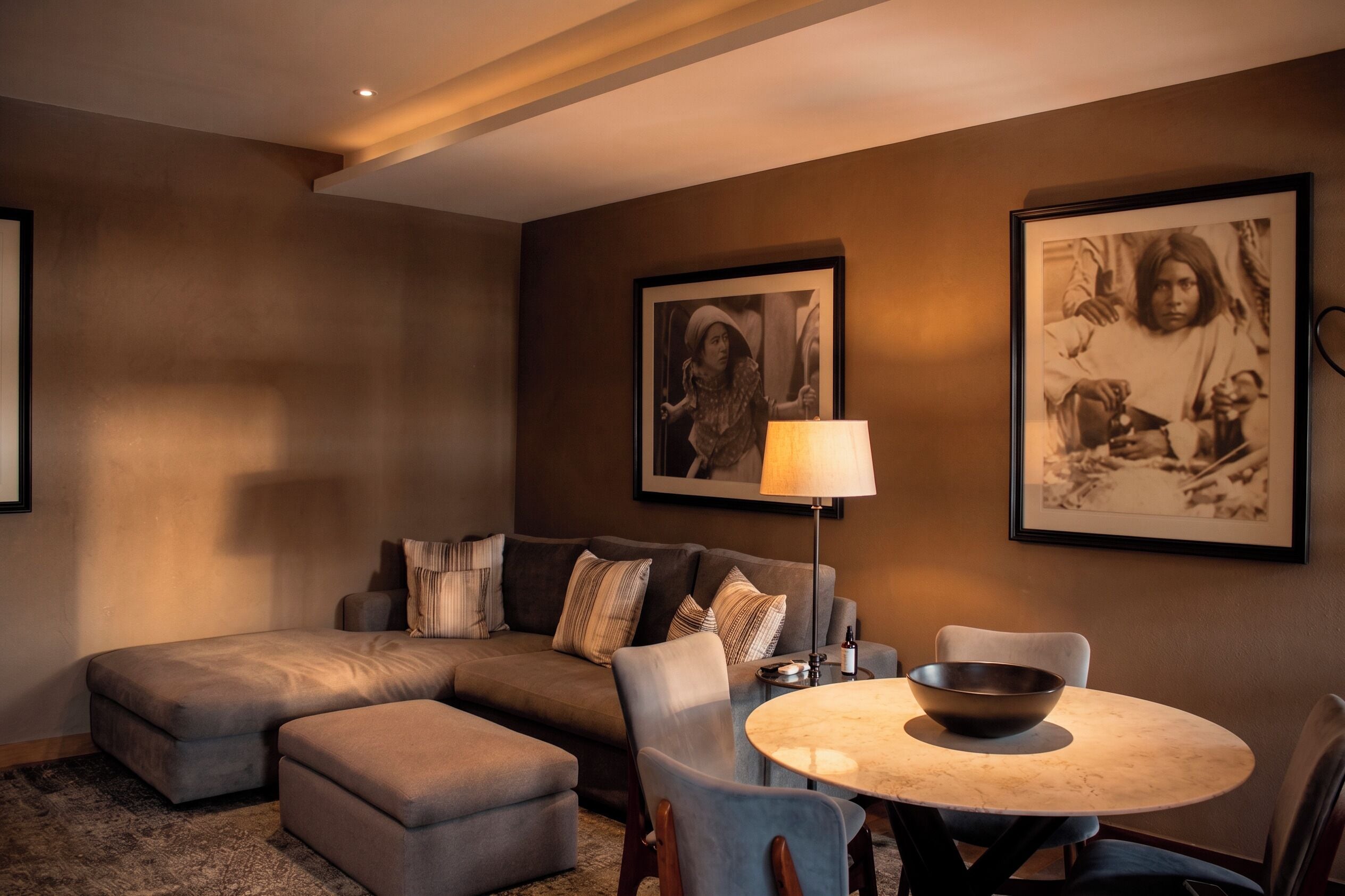 Suite Sharon | Área de sala de estar | Televisión de pantalla plana de 40 pulgadas con canales por cable 