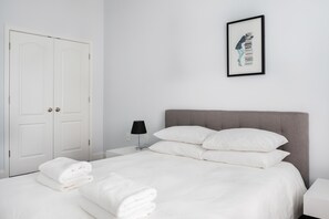 5 bedrooms, Egyptian cotton sheets, premium bedding, memory-foam beds
