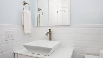 Kombinasi shower/bathtub dan bathtub besar