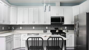 Geladeira, fogão, cooktop, lava-louças