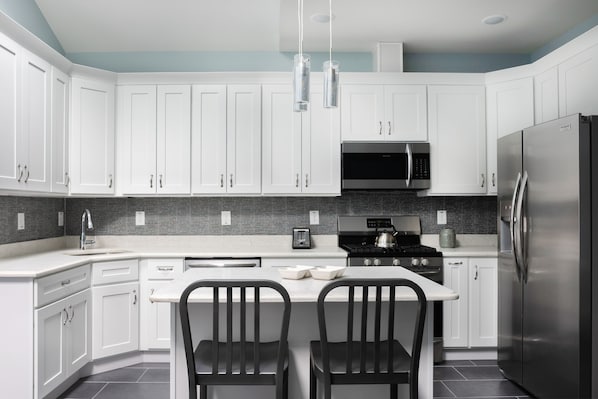 Fridge, oven, stovetop, dishwasher