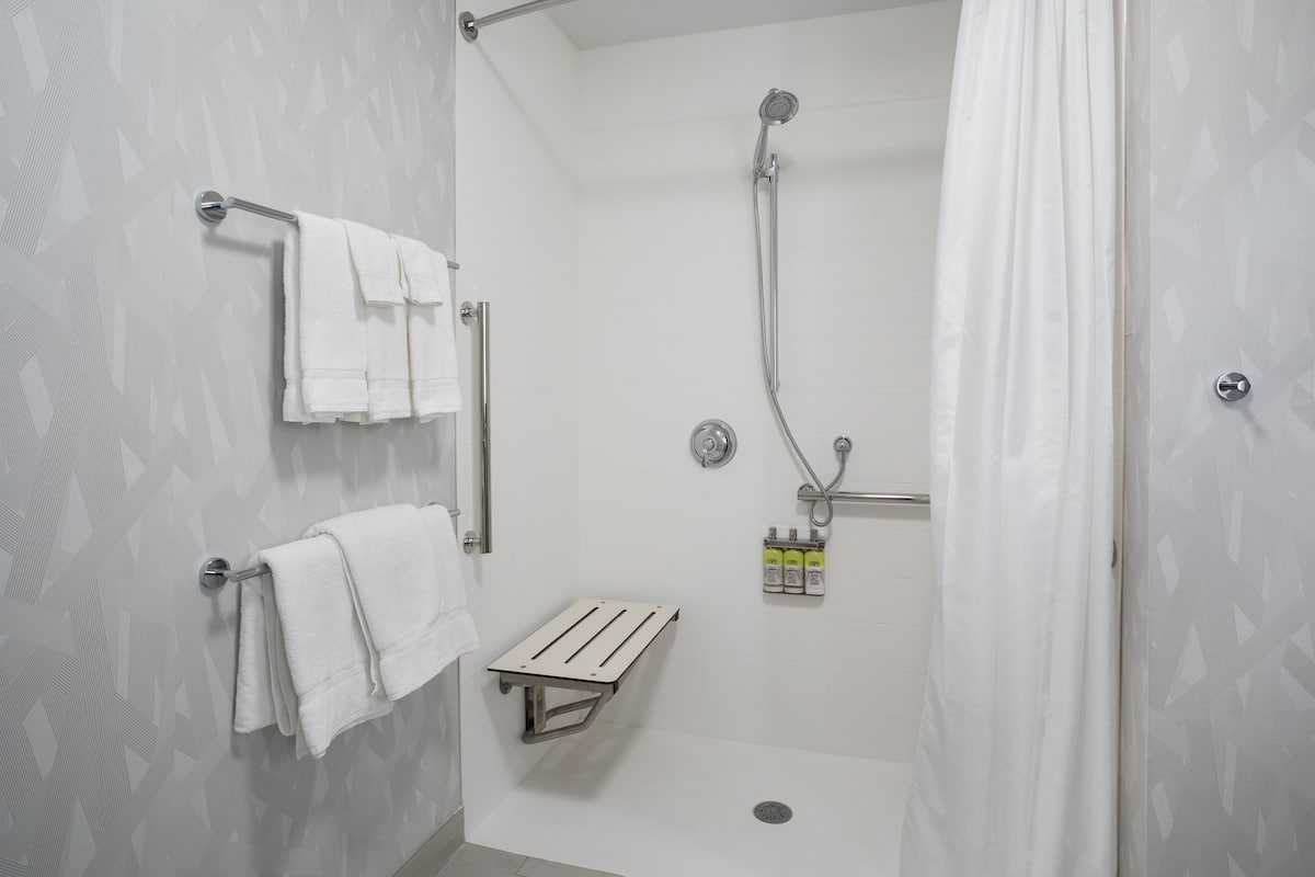 Suite, 1 King-Bett, barrierefrei (Mobility Roll-In Shower)