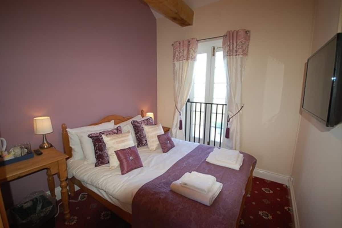 Basic Double Room, 1 Bedroom, Non Smoking | Hypo-allergenic bedding, individually decorated, individually furnished