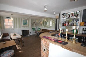 Serves breakfast, lunch, and dinner - The Old Red Lion (Thame)