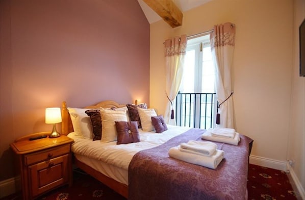 Basic Double Room, 1 Bedroom, Non Smoking | Hypo-allergenic bedding, individually decorated, individually furnished - The Old Red Lion (Thame)