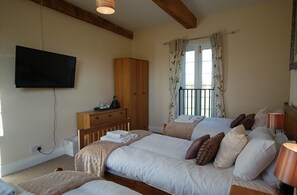 Basic Triple Room, Non Smoking | Hypo-allergenic bedding, individually decorated, individually furnished - The Old Red Lion (Thame)