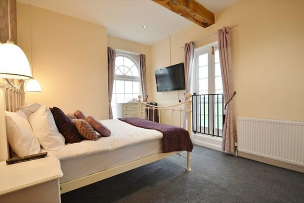 Classic Double Room, 1 Double Bed, Non Smoking | Hypo-allergenic bedding, individually decorated, individually furnished