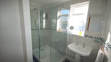 Buồng tắm vòi sen, khăn tắm