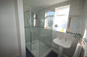 Shower, towels - The Old Red Lion (Thame)