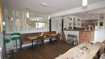 Phục vụ bữa sáng, bữa trưa và bữa tối