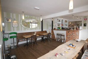 Serves breakfast, lunch, and dinner - The Old Red Lion (Thame)