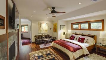 Master Spa Suite | Meja, langsir/tirai gelap terus, seterika/papan seterika, Wi-fi percuma