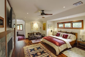 Desk, blackout curtains, iron/ironing board, free WiFi - East Hampton Art House Bed & Breakfast (East Hampton)