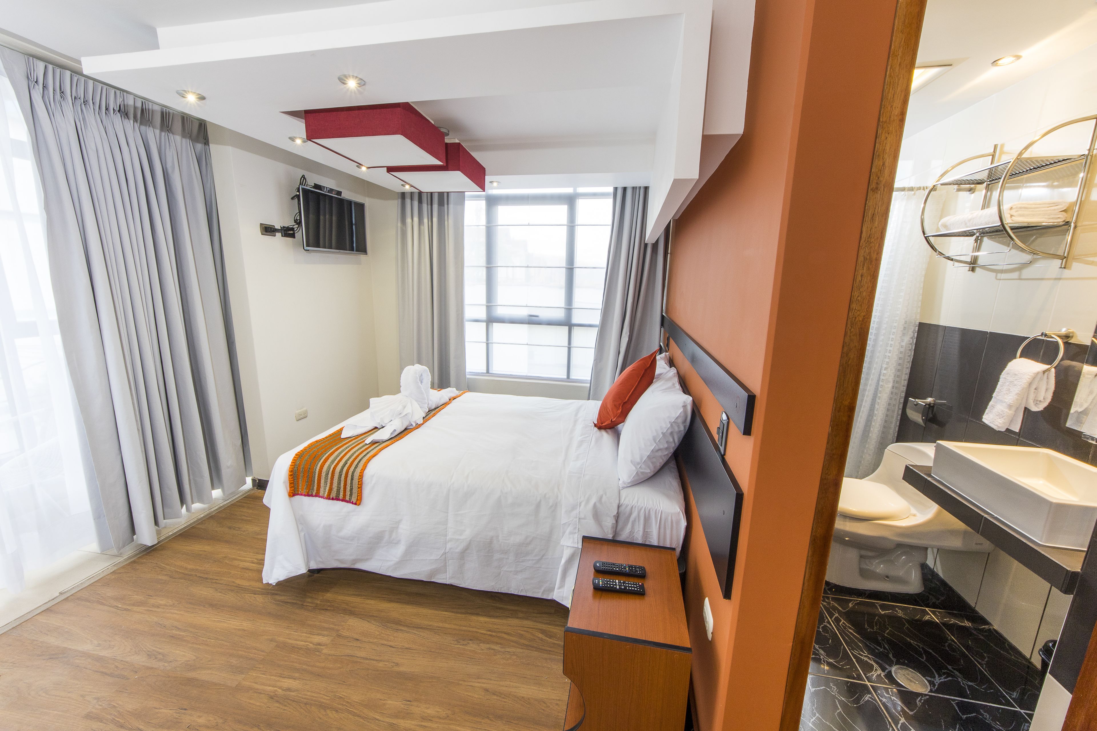 ห้องคลาสสิกดับเบิล, เตียงควีนไซส์ 1 เตียง, ปลอดบุหรี่ | ตู้นิรภัยในห้องพัก, โต๊ะทำงาน, ผ้าม่านกันแสง, ห้องเก็บเสียง