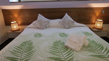Studio Suite Standar | Meja kerja dan seprai linen