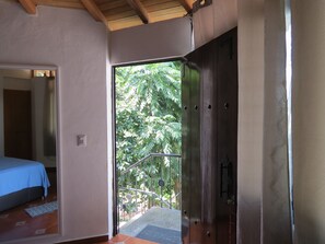 Suite estudio Confort, vistas al patio | Escritorio y ropa de cama