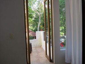 Villa tradicional, 2 habitaciones | Escritorio y ropa de cama