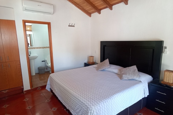 Escritorio y ropa de cama