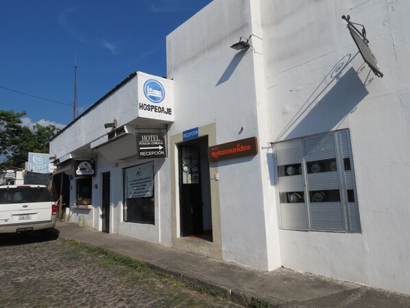 A building with signs for 'HOTEL POSADA COMALA' and 'HOTEL ROTAMUNDOS'.