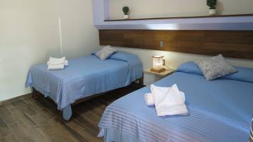 Junior-Vierbettzimmer | Schreibtisch, Bettwäsche